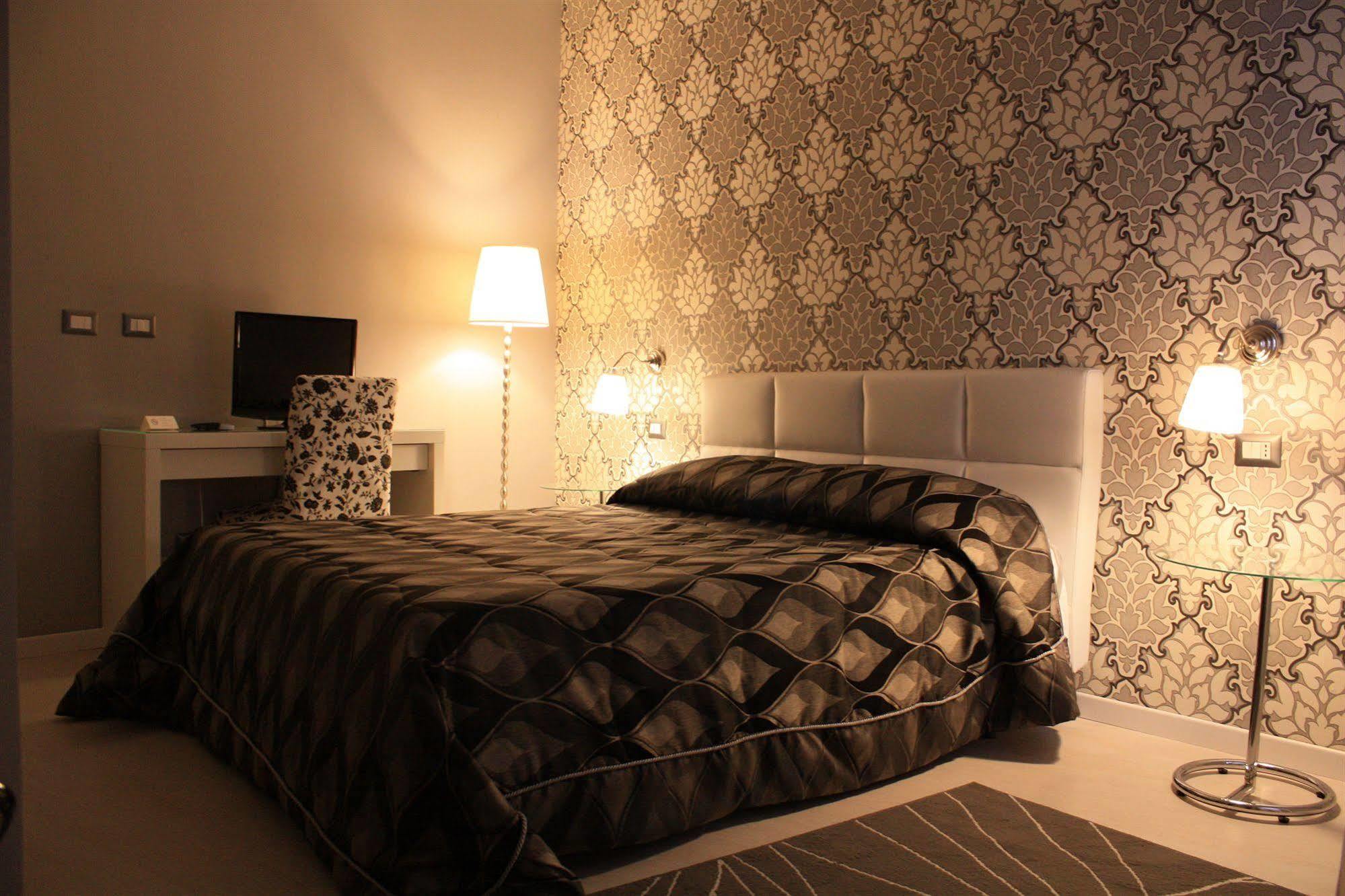 Sami Luxury Rooms 3 8 0 7 9 4 9 2 5 3 Сиракуза Екстериор снимка