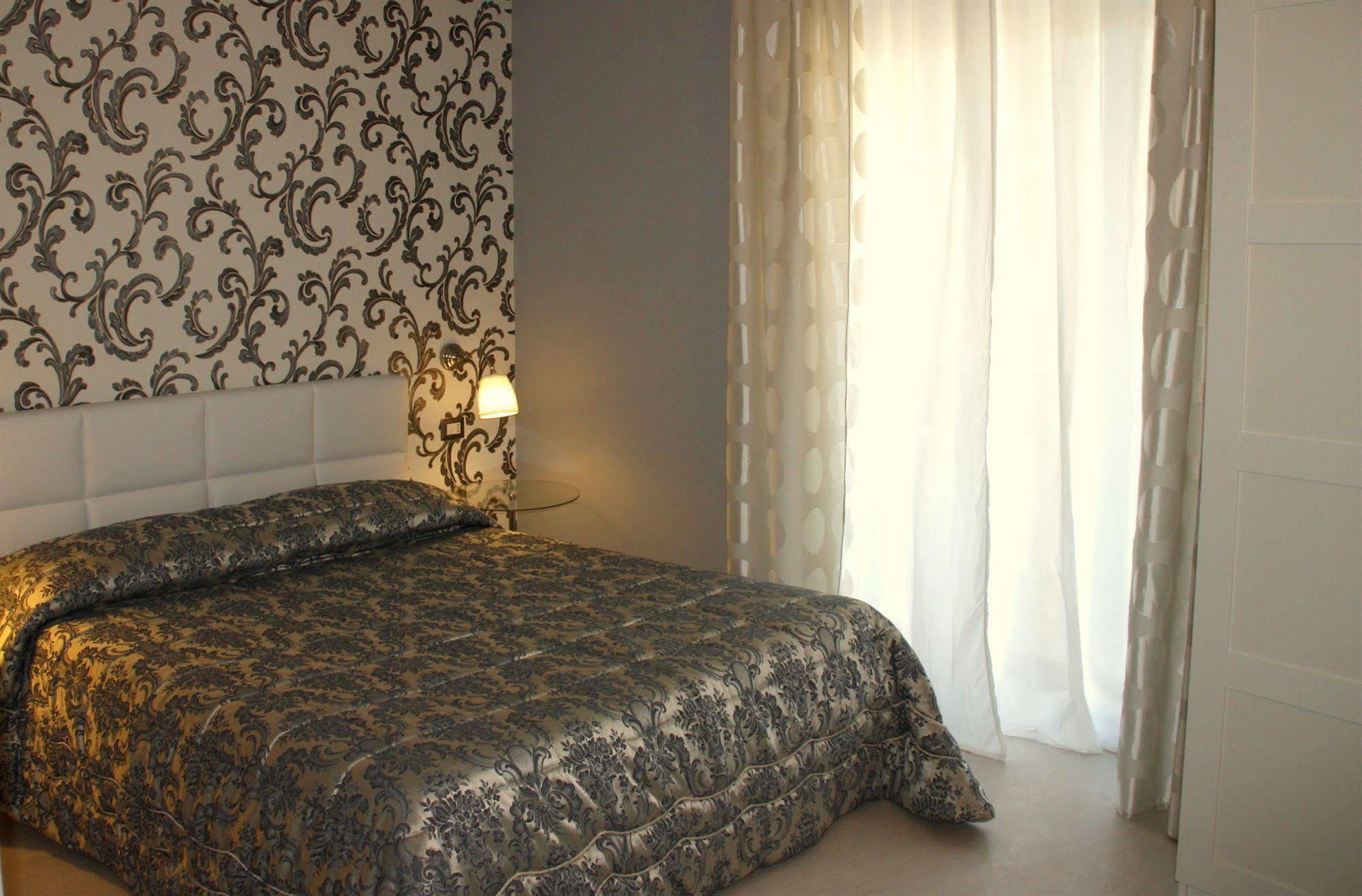 Sami Luxury Rooms 3 8 0 7 9 4 9 2 5 3 Сиракуза Екстериор снимка